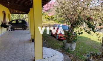 Imagem 2: Chácara com 2000 metros, casa com três dormitórios, duas salas, dois banheiros.