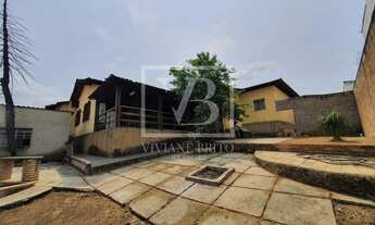 Imagem: Casa à venda, com duas casas, sendo uma