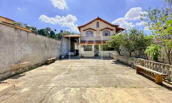 Imagem: Casa de dois andares quatro quartos à venda