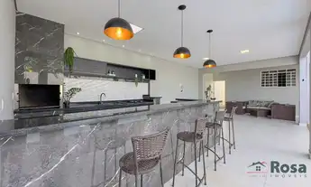 Imagem: Casa ampla com piscina e energia solar