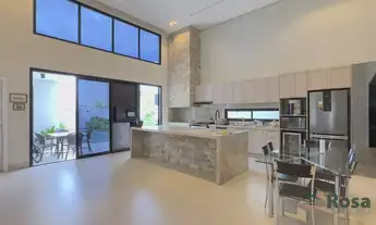 Imagem 6: Casa Térrea em Arquitetura Neoclássica com 3 Suítes e Piscina Privatiava no Condomínio Flo