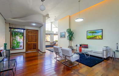 Imagem: 6 dormitórios, 3 banheiro, 6 vagas na garagem