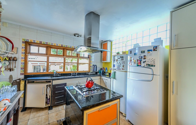 Imagem 5: 4 dormitórios, 1 suítes, 3 banheiro, 2 vagas na garagem