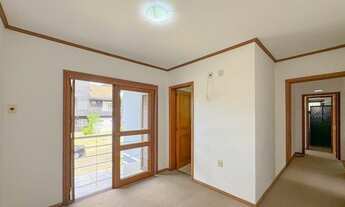 Imagem 2: Imponente Residência de Luxo na Lomba do Pinheiro: 4 Quartos, 4 Suítes, 10 Banheiros, 6 Va