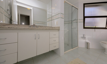 Imagem 3: Com 4 quartos, 4 suítes e 7 banheiros, esse imóvel oferece todo o conforto e privacidade q