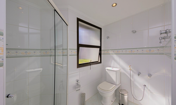 Imagem 4: Com 4 quartos, 4 suítes e 7 banheiros, esse imóvel oferece todo o conforto e privacidade q