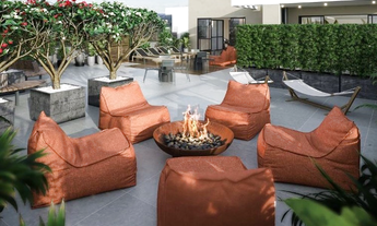 Imagem 6: Este studio de 25m², localizado no 3º andar e com terraço privativo, está à venda no exclu