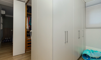 Imagem 6: Com 4 quartos espaçosos, sendo 2 suítes, este imóvel é perfeito para acomodar toda a sua f