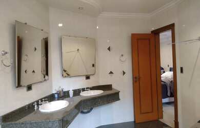 Imagem 2: Casa Padrão, 3 dormitórios na Rua Brigadeiro Arthur Carlos Peralta