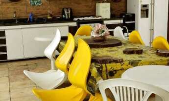 Imagem 2: Casa em Pau Amarelo com Piscina, quintal, sala 02 ambientes, 05 quartos 2 suites com close