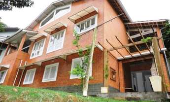 Imagem: Imponente casa em condomínio à venda em