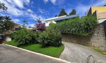 Imagem 2: Casa de alto padrão em condomínio - 3 quartos, 3 suítes, 3 salas, 4 banheiros, 4 vagas - J