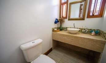 Imagem 4: Casa de alto padrão em condomínio à venda em Carapicuíba-SP, com 5 suítes e ampla área de