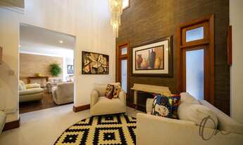 Imagem 7: Casa de alto padrão em condomínio à venda em Carapicuíba-SP, com 5 suítes e ampla área de