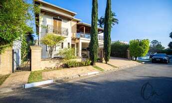 Imagem 2: Casa de alto padrão em condomínio à venda em Carapicuíba-SP, com 5 suítes e ampla área de