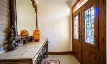 Imagem 5: Casa de alto padrão em condomínio à venda em Carapicuíba-SP, com 5 suítes e ampla área de