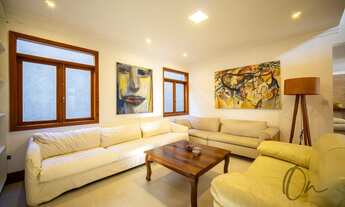 Imagem 6: Casa de alto padrão em condomínio à venda em Carapicuíba-SP, com 5 suítes e ampla área de