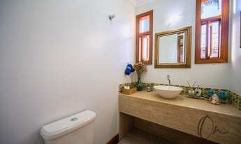 Imagem 3: Casa de alto padrão em condomínio à venda em Carapicuíba-SP, com 5 suítes e ampla área de