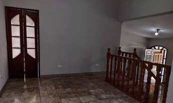 Imagem 5: Condomínio de Luxo em Cotia-SP: Casa com 3 Suítes, 3 Salas, 5 Banheiros e 280m² de Área!