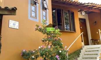 Imagem 4: Linda casa em estilo rústico localizada em fim de rua em excelente condomínio cercado de m