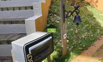 Imagem 2: Linda casa em estilo rústico localizada em fim de rua em excelente condomínio cercado de m