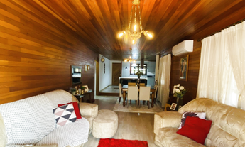 Imagem: Casa de madeira de alto padrão com galpão