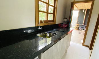 Imagem 4: Casa de madeira de alto padrão com galpão do terreno