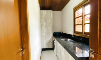 Imagem 2: Casa de madeira de alto padrão com galpão do terreno