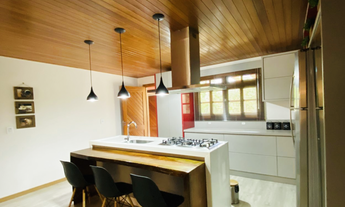 Imagem 5: Casa de madeira de alto padrão com galpão do terreno