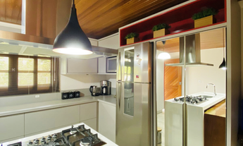 Imagem 6: Casa de madeira de alto padrão com galpão do terreno