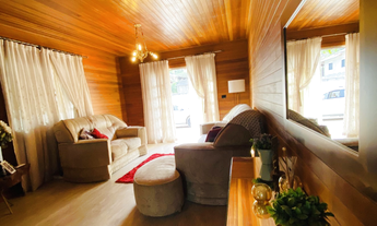 Imagem 7: Casa de madeira de alto padrão com galpão do terreno