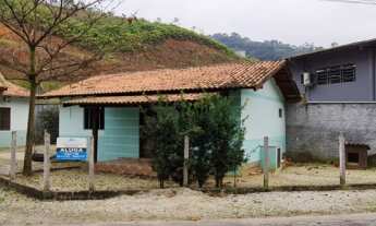Imagem: Terreno urbano com duas casas de alvenaria