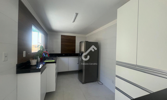 Imagem 5: ESTRADA DO COCO, Abrantes. Duplex composto de 4 suítes sendo 1 suíte térrea, condomínio fe