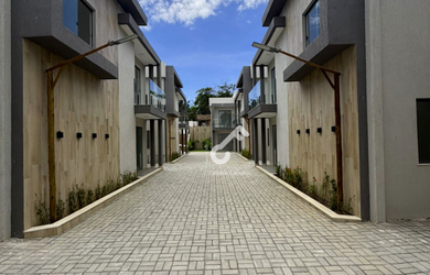 Imagem 2: IPITANGA, Lauro de Freitas. Duplex com 4 quartos sendo 1 suíte e 1 quarto térreo, 50m da p