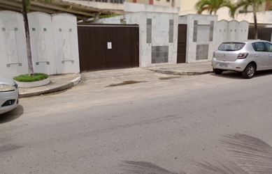 Imagem 3: Galpão no Costa Azul, frente de Rua, com terreno de 700,00 m²