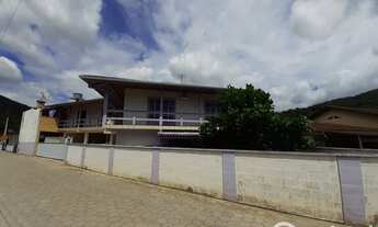 Imagem: 2 casas no mesmo terreno com piscina no