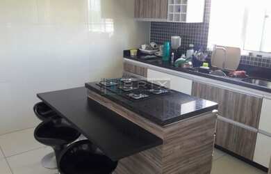 Imagem: A casa possui 1 Banheiro, 4 Vagas na garagem, 400m² de Área