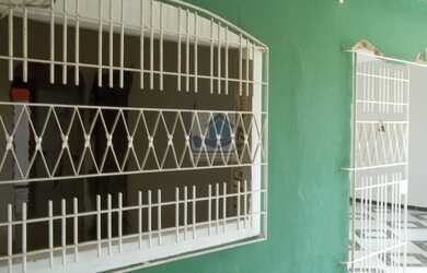 Imagem: A casa possui 3 Dormitórios, 1 Suíte, 1 Banheiro, 2 Vagas