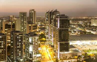 Imagem: A sala comercial possui 2 Banheiros, 6 Vagas na garagem, 220m²