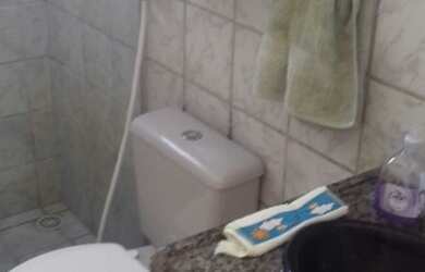 Imagem: A casa possui 3 Dormitórios, 1 Suíte, 1 Banheiro, 2 Vagas