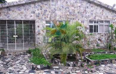 Imagem: A casa possui 3 Dormitórios, 1 Suíte, 1 Banheiro, 5 Vagas