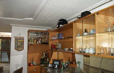 Imagem: A casa possui 5 Dormitórios, 3 Suítes, 4 Banheiros, 4 Vagas