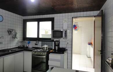 Imagem: A casa possui 4 Dormitórios, 1 Suíte, 2 Banheiros, 5 Vagas