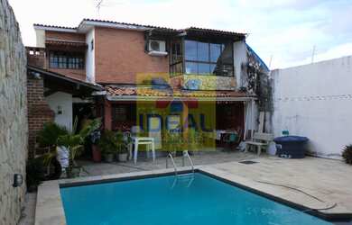 Imagem: A casa possui 3 Dormitórios, 2 Suítes, 1 Banheiro, 2 Vagas