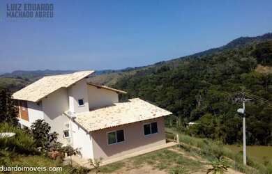 Imagem: A casa possui 3 Dormitórios, 1 Suíte, 1 Banheiro, 20m² de