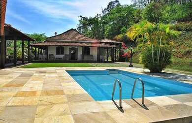 Imagem: A casa possui 5 Dormitórios, 2 Suítes, 4 Banheiros, 4 Vagas