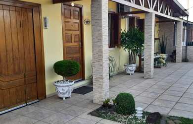 Imagem: A casa possui 3 Dormitórios, 2 Banheiros, 1 Vaga na garagem