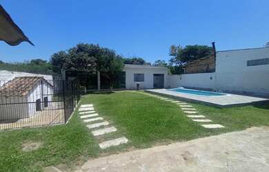 Imagem: A casa possui 3 Dormitórios, 2 Banheiros, 2 Vagas na garagem