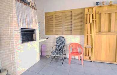 Imagem: A casa possui 3 Dormitórios, 2 Banheiros, 2 Vagas na garagem