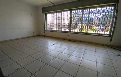 Imagem: A casa possui 3 Banheiros, 1 Vaga na garagem, 250m² de Área